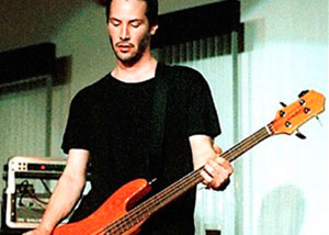 Киану Ривз играет на бас-гитаре в рок-группе